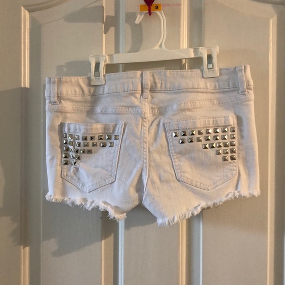 White 2.1 Denim Shorts 🎉HP🎉w/silver bullet Pockets - Picture 2 of 2